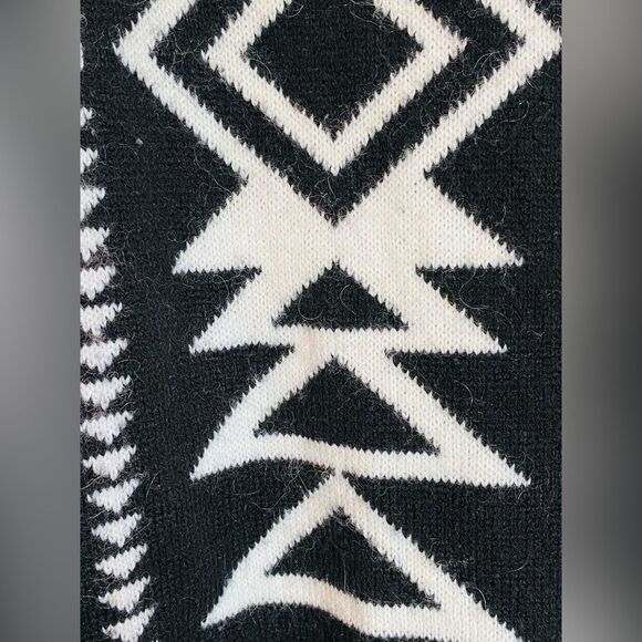Express Geometric Aztec Black and White Sweater Medium - Picture 4 of 7